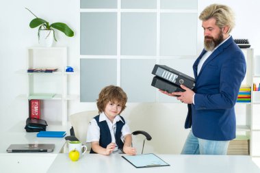 Şirin bir çocuk ofis koltuğunda kendinden emin oturuyor. Büyük patron, komik iş adamı patronluk taslayan çocuklar, yönetmen ve güçlü lider kavramı gibi. İş adamlarının toplantısı var..