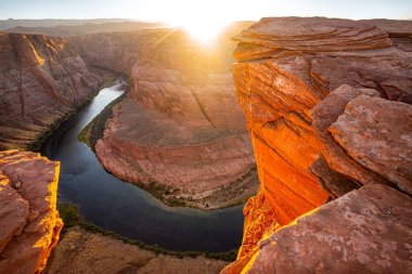 Büyük Kanyon, Glen Kanyonu. Horseshoe 'da gün batımı Grand Canyon Milli Parkı' nda. Arizona çöllerinin panoramik manzarası.