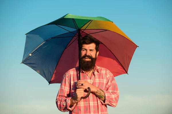 Portrait d'un homme homosexuel. Lgbtq, modèle de bannière gay pride. Homme avec des symboles arc-en-ciel manifestants pour les droits LGBT, événements de fierté. — Photo