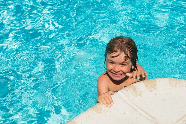 Glada barn leker i poolen. Sommar semester och friska barn livsstil koncept. — Stockfoto