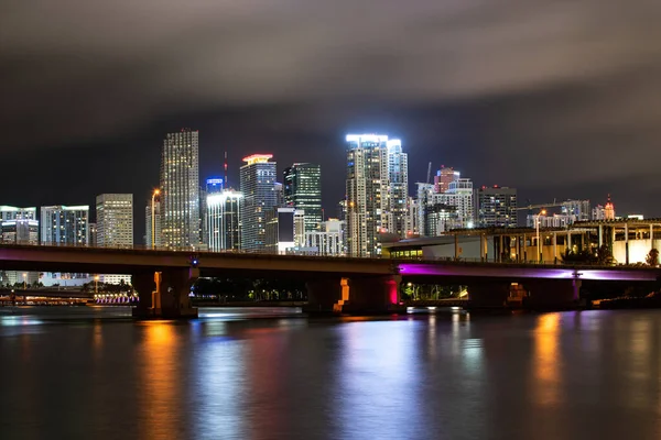 Skyline van miami biscayne bay reflecties, hoge resolutie. Miami, Florida, Verenigde Staten. — Stockfoto