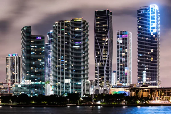 Miami City Skyline oglądane z Biscayne Bay. — Zdjęcie stockowe