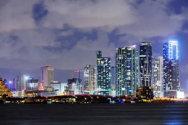 La notte di Miami. Miami business district, luci e riflessi delle luci della città. — Foto Stock