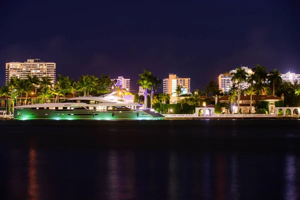 Miami, Florida, USA. Skyline città miami illuminazione luci mare oceano tramonto notte paesaggio urbano edifici centro, architettura grattacielo crepuscolo panorama. — Foto Stock