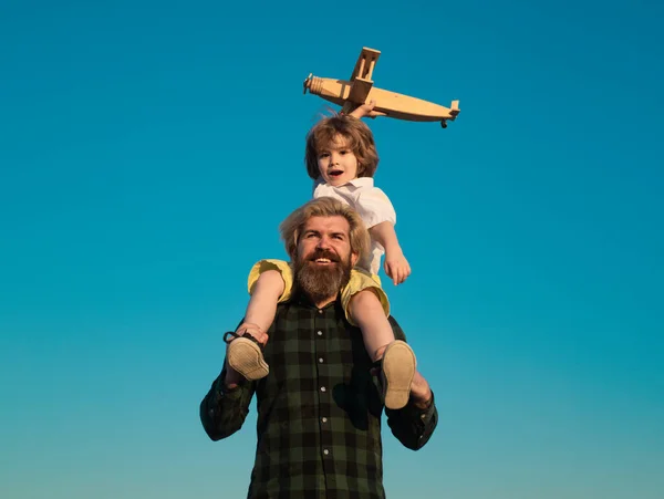 Jolie enfance. Heureux père et fils avec des rêves d'avion de voyager. Papa et les enfants. — Photo