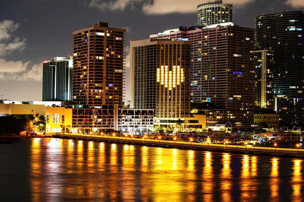 Skyline von miami biscayne bay reflections, hohe auflösung. Nachtleben in Miami. — Stockfoto