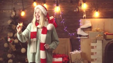 Şükran Günü ve Noel. Havai fişekli güzel kadın, bengal ışıkları. Mutlu yıllar..