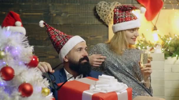 Romantisch Paren met kerstcadeaus thuis en champagne drinken. — Stockvideo