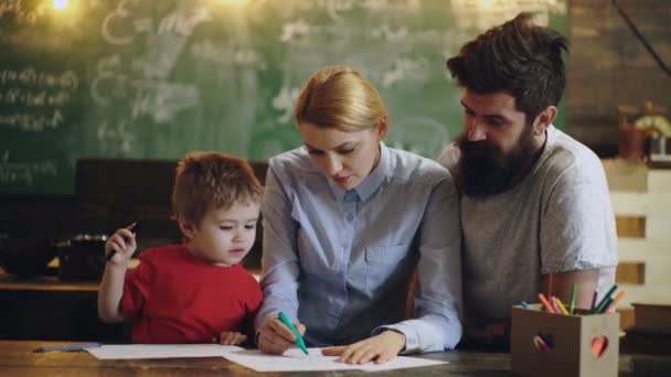 Apprendre les devoirs de famille à la maison. Mignon petit garçon étudiant avec des parents. — Video