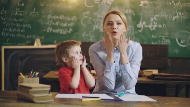 Enfant d'âge préscolaire. Mignon petit garçon étudiant à la classe avec un professeur. — Video