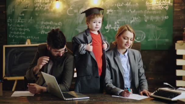 Kinderlektüre für Bildung. Familie lernt Hausaufgaben zu Hause. — Stockvideo