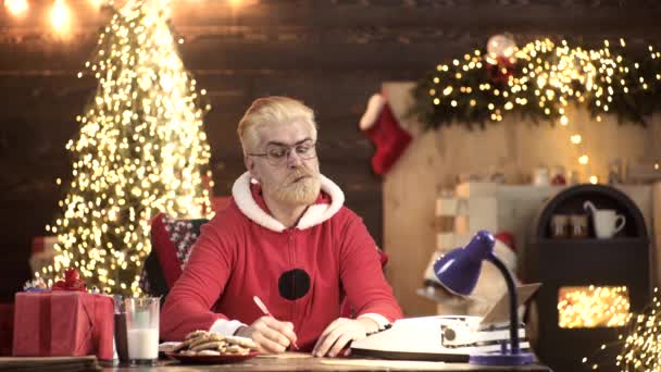 Lista de deseos para la divertida santa moderna. Casa para Santa. Querido Santa. SantaClaus en casa de madera lectura interior lista de deseos. — Vídeo de stock