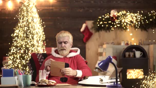 Санта Клаус сидит дома и пишет на бумаге, чтобы сделать список с пером и чернилами ночью. Аутентичный винтажный портрет. — стоковое видео
