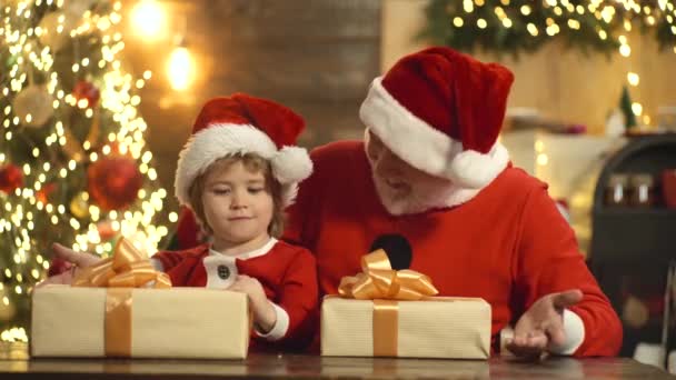 Tomte och barn med julklappslådor hemma. — Stockvideo