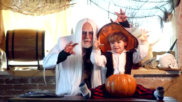 Viejo brujo y niño se divierte en tiempo de Halloween. Familia niños fiesta en Halloween. — Vídeos de Stock