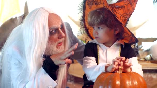 Cadılar Bayramı kostümlü mutlu büyükbaba ve çocuk. Korkunç hikayeler. Erkek ve çocuk misafirleri korkutur. Cadılar Bayramı evde. — Stok video