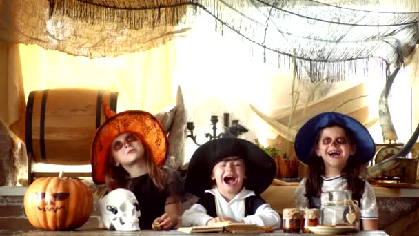 Şaka mı şeker mi çocuklar? Cadılar Bayramı 'nı kutlayan komik çocuklar. Lanet büyüsü. Kötü cadı büyüsü. Tatil kutlaması. Cadılar Bayramı eğlencesi. — Stok video