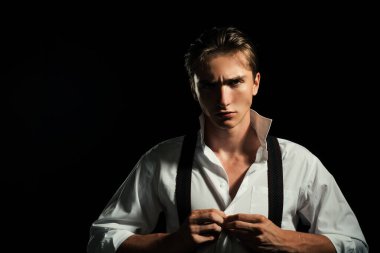 Gömlekli adam. Seksi adam, moda adamı tarzı..