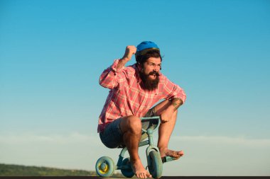 Komik bisikletçi. Komik adam bisikleti sürüyor..