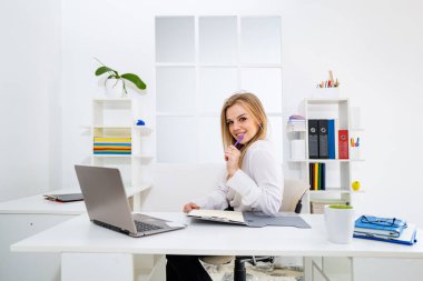 Ofiste çalışan genç ve güzel sekreter..