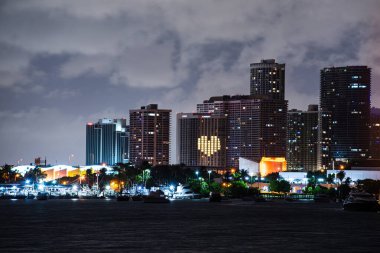 Miami City Skyline Biscayne Körfezi 'nden izlendi. Miami şehir merkezi.