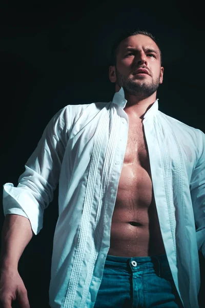 Muskulöses, hemdloses männliches Modell. Modeporträt eines jungen heißen nackten Typen mit offenem Hemd, der muskulöse Bauchmuskeln zeigt. — Stockfoto