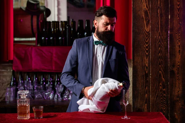 Bartender häller champagne i champagneglas. Barm en i bar interiör gör alkohol dryck. Professionell bartender. — Stockfoto