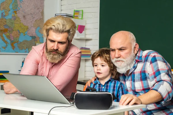 Ojciec, dziadek i syn uczą się w domu i odrabiają lekcje. Uroczy chłopczyk się uczy. Podstawowy uczeń. — Zdjęcie stockowe