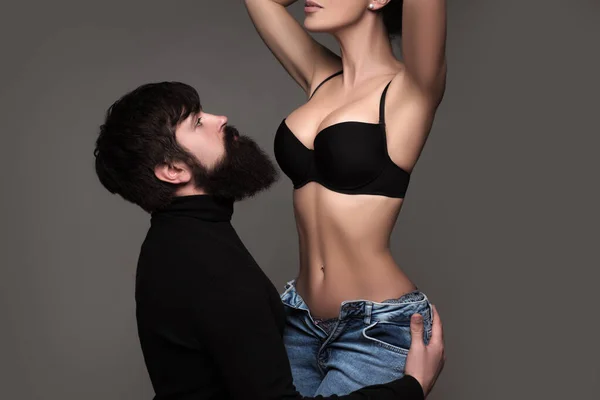 Fiatal szexi pár életmód pillanatok. Érzéki szerelmesek élvezik az intimitást. — Stock Fotó