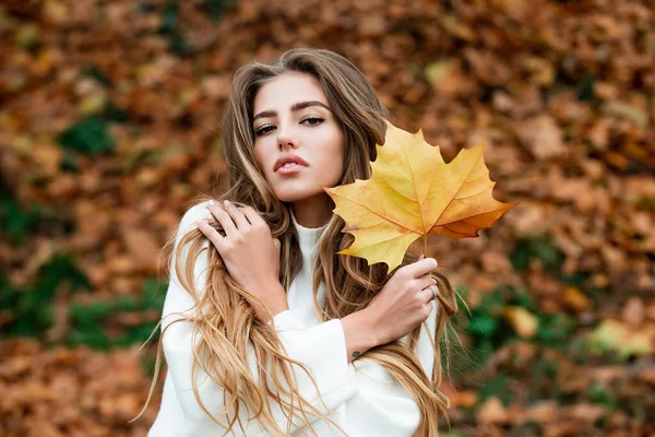 Mujer joven en color otoño. Chica bonita en el parque de otoño. — Foto de Stock