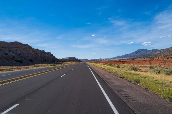 Autobahnstraße. Roadtrip in der Wüste von Arizona. Amerikanisches Reisekonzept. — Stockfoto