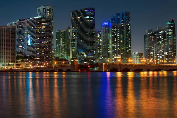 El horizonte de Miami. Centro de Miami skyline al atardecer, Florida. — Foto de Stock