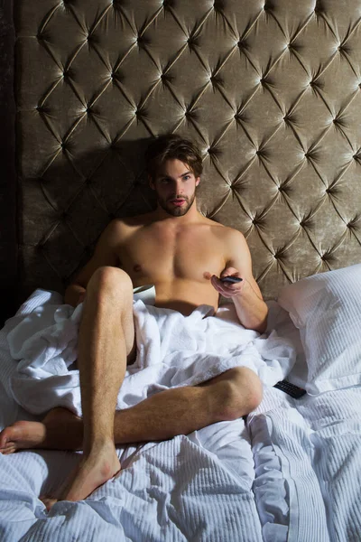 Yatakta yatan tişörtsüz bir gay.. — Stok fotoğraf
