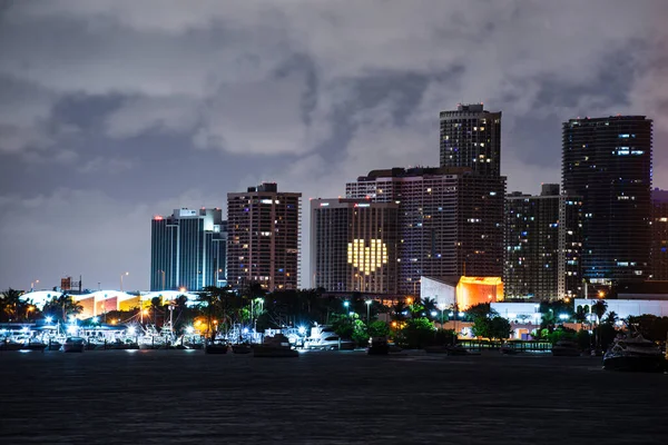 Miami City Skyline von der Biscayne Bay aus gesehen. Miami Innenstadt. — Stockfoto