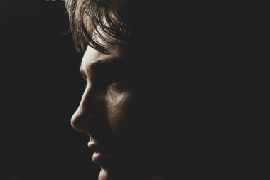 Yakışıklı, kendine güvenen adam. Stüdyoda poz veren ciddi biri..