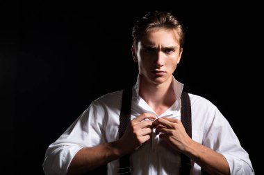 Gömlekli adam. Seksi adam, moda adamı tarzı..