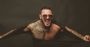 Kızgın adam gömleğini yırttı. İnsan gücü. Üstsüz erkek model..