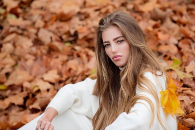 Sonbahar, akçaağaçlı güzel kız, sarı yapraklı..