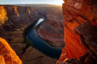Arizona 'daki Horseshoe' nın manzarası çok güzel. Colorado Nehri Canyonlands Ulusal Parkı 'ndan geçiyor..