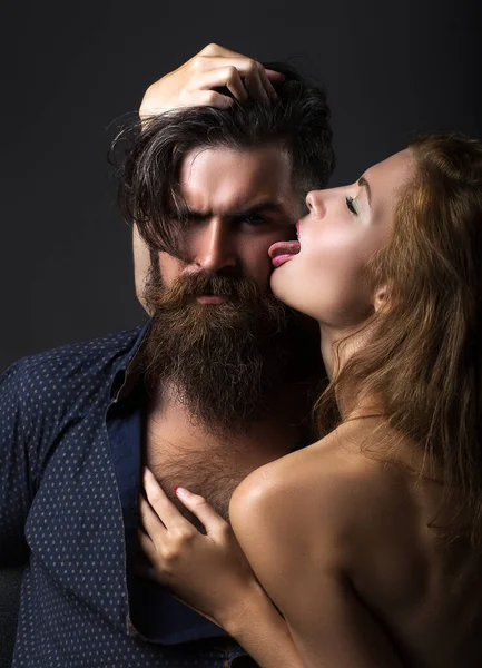 A mulher lambe o homem. Beijando casal sexy em abraço. Dia dos Namorados. Beija. Lábios femininos. Dia dos namorados. — Fotografia de Stock