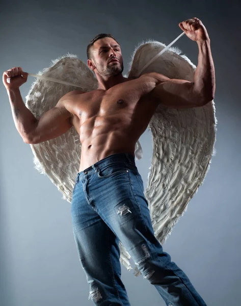 Sexy muž s andělskými křídly a svalnatým tělem a holým trupem. Eotický muž. — Stock fotografie