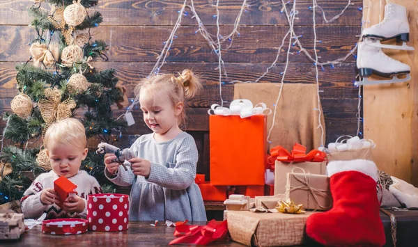 Der Morgen vor Weihnachten. Winterkinder. Niedliche kleine Kinder feiern Weihnachten. Kinder haben Spaß in der Nähe des Weihnachtsbaums drinnen. Weihnachten für Kinder. Weihnachtskinder. — Stockfoto