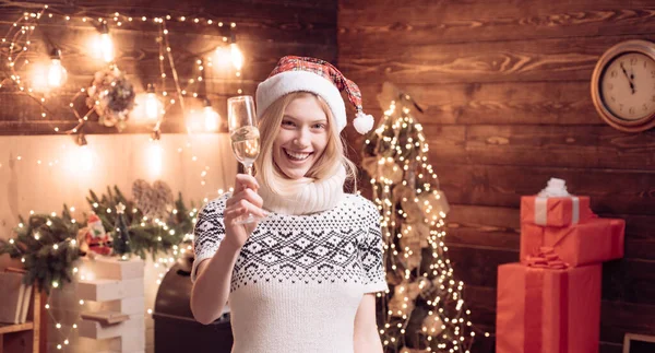 À la tienne. Accueil décoration d'arbre de Noël intérieur. Pull tricoté confortable femme profiter de l'atmosphère de Noël. Fille vêtements d'hiver santa claus chapeau célébrer Noël et bonne année. Noël arrive — Photo