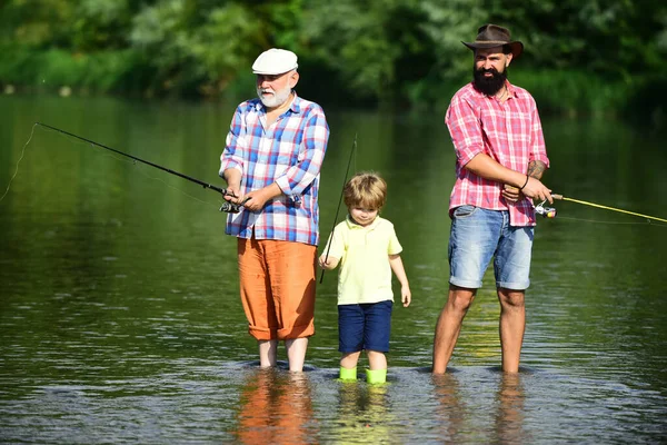 Otec, syn a dědeček odpočívají spolu. Jedeme spolu. Miluju rybaření. Starší muž rybaří se synem a vnukem. Šťastný víkend koncept. — Stock fotografie