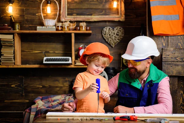 Vader leert kleine zoon te gebruiken Timmerman gereedschap, schroevendraaier en schroef. — Stockfoto