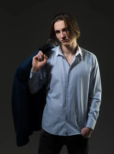 Σέξι αρσενικό μοντέλο ντυμένο με κομψό κοστούμι, mans vogue. Ένας τύπος με πουκάμισο. Sexy άνθρωπος, μόδα mans στυλ. — Φωτογραφία Αρχείου