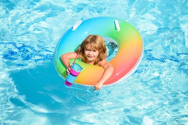 Діти грають у басейні. Літня дитина на коктейльній вечірці. Дитячий пляж весело . — стокове фото