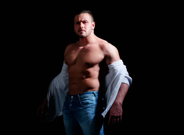 Сексуальна людина з м'язовим тілом і голий торс. Спортсмен молодий хлопець показує своє ідеальне голе тіло . — стокове фото