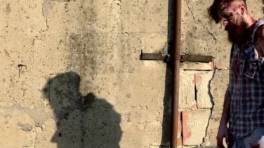 Yürüyen ölüler, zombiler. Ağır çekim. Cadılar Bayramı tatili ve zombilere saldırmak.