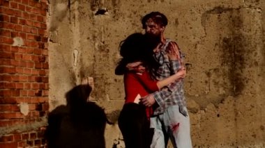 Zombiyle cadı dansı. Bel Cadılar Bayramı. Aşık zombiler..